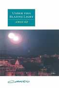 Libro in inglese Under this Blazing Light Amos Oz