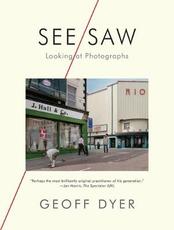 Libro in inglese See/Saw: Looking at Photographs Geoff Dyer