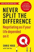 Libro in inglese Never Split the Difference: Negotiating as if Your Life Depended on It Chris Voss Tahl Raz