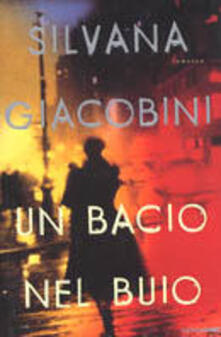 Un bacio nel buio.pdf