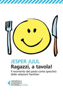 Ragazzi, a tavola! Il momento del pasto come specchio delle relazioni familiari.pdf