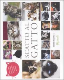 Scatto al gatto. Oltre 1000 gatti italiani immortalati dai loro padroni.pdf