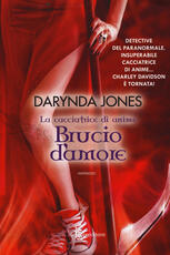 Libro Brucio d'amore. La cacciatrice di anime Darynda Jones