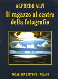 Il ragazzo al centro della fotografia