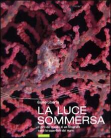 La luce sommersa. Il giro del mondo di un fotografo sotto la superficie del mare.pdf