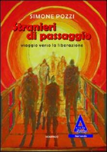 Stranieri di passaggio. Viaggio verso la liberazione.pdf